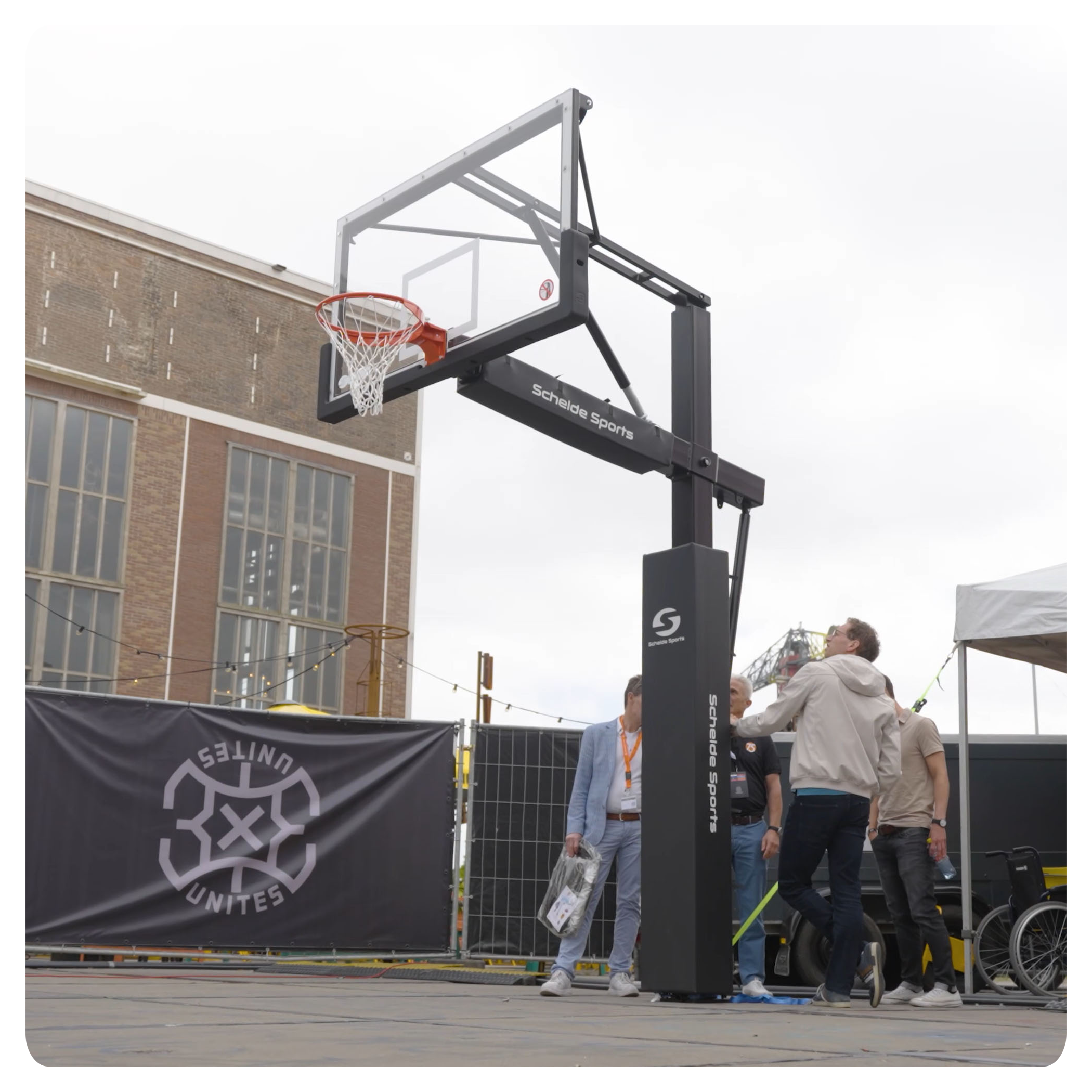 Canasta de baloncesto Urban Court Slammer FLEX en el lugar